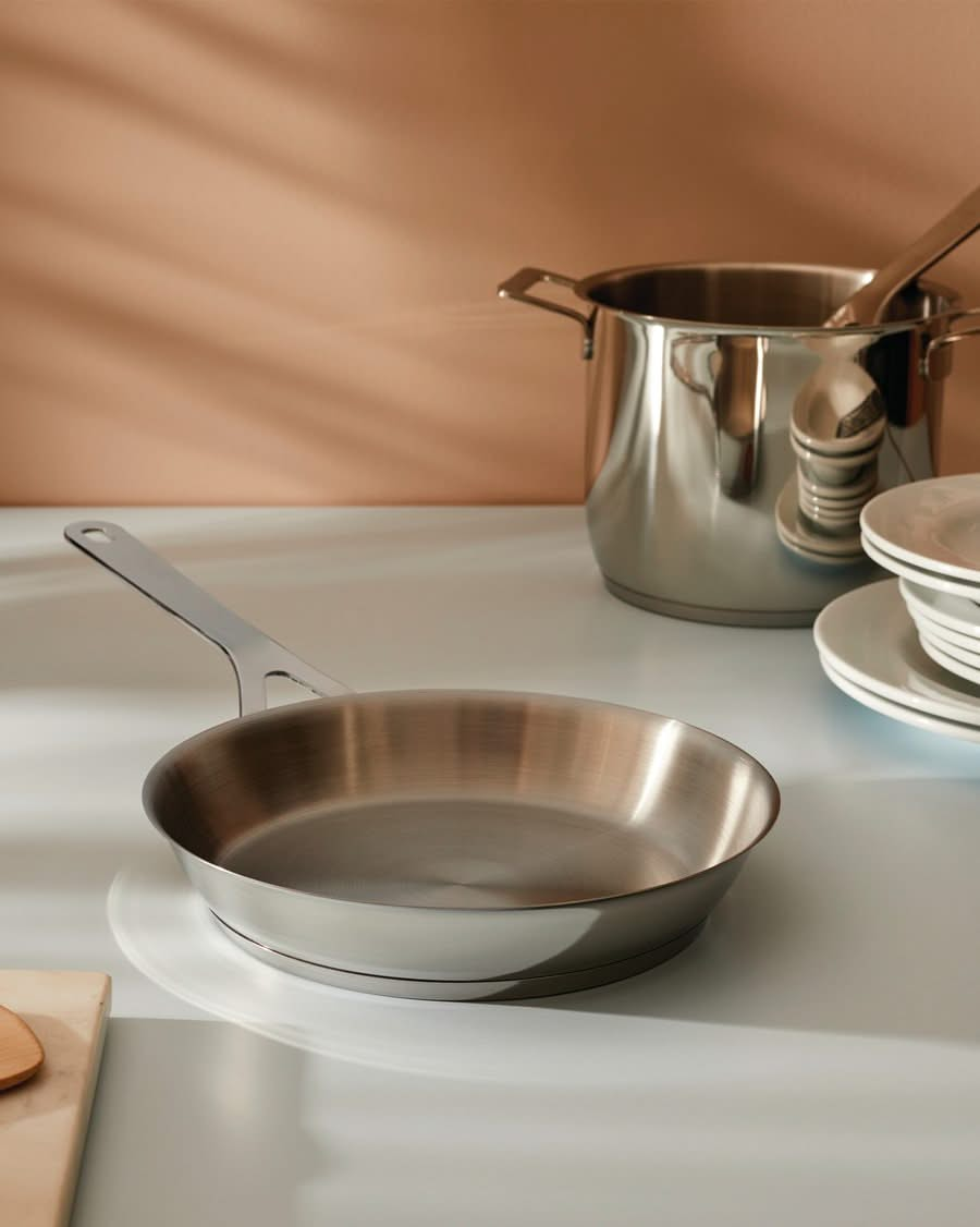 Poêle à frire Alessi Pots&amp;Pans - AJM110/24 - ø 24 cm - par Jasper Morrison - sans revêtement antiadhésif