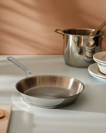 Poêle à frire Alessi Pots&amp;Pans - AJM110/24 - ø 24 cm - par Jasper Morrison - sans revêtement antiadhésif