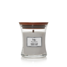 Bougie parfumée WoodWick Mini Lavande & Cèdre - 8 cm / ø 7 cm