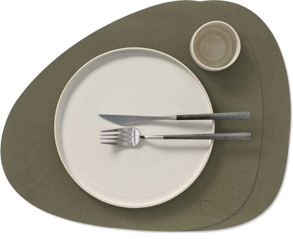 Sets de table LIND DNA Nupo - Cuir - Vert armée - Courbé - 44 x 37 cm - 2 pièces