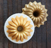 Moule à Bundt en forme de tulband Nordic Ware Lotus Bundt, couleur or, ø 21 / 1,2 litre.