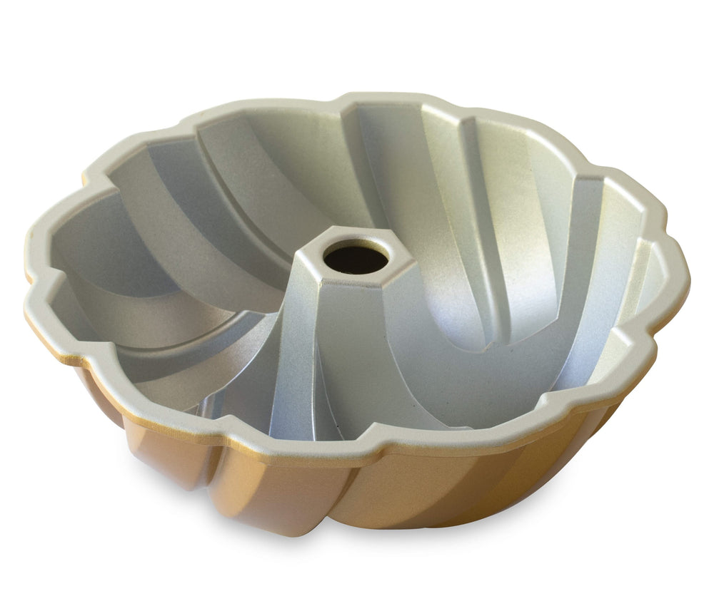 Moule à Bundt tressé en forme de tulband Nordic Ware, couleur or, ø 27 cm / 3,5 litres.