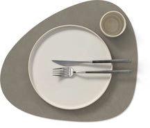 LIND DNA Set de Table Nupo - Cuir - Gris Silex - 44 x 37 cm