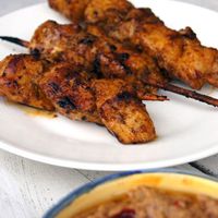 Brochettes de poulet BBQ avec sauce aux arachides maison