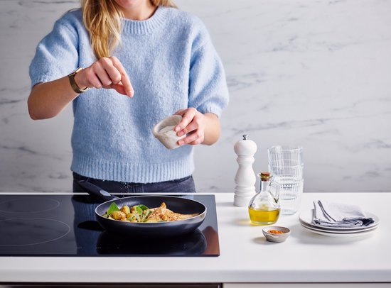 Ensemble de 6 casseroles Sola Pearl : casseroles ø 16, 18 et 20 cm, poêles BEKA 24 et 28 cm et casserole ø 16 cm. Compatible induction et hotte intégrée.