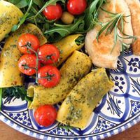 Cannellonis aux épinards, tomates au four et poulet