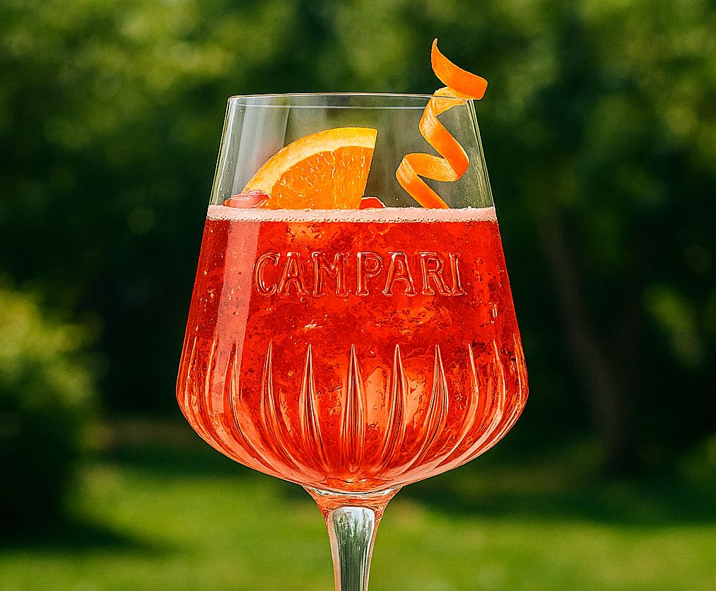 De perfecte mengeling van twee italiaanse sterkte dranken, Campari en vermout, en soda