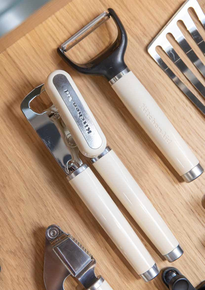 Ouvre-boîte KitchenAid Core couleur amande blanc