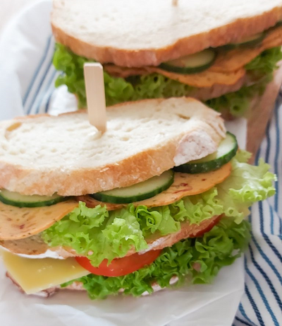 Club sandwich avec omelette, concombre et tomate