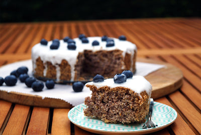 Gâteau sans gluten aux myrtilles et citron vert et glaçage sans sucre