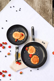 Ensemble de 6 casseroles Sola Pearl : casseroles ø 16, 18 et 20 cm, poêles BEKA 24 et 28 cm et casserole ø 16 cm. Compatible induction et hotte intégrée.