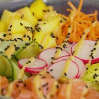 Poké bowl au saumon et avocat