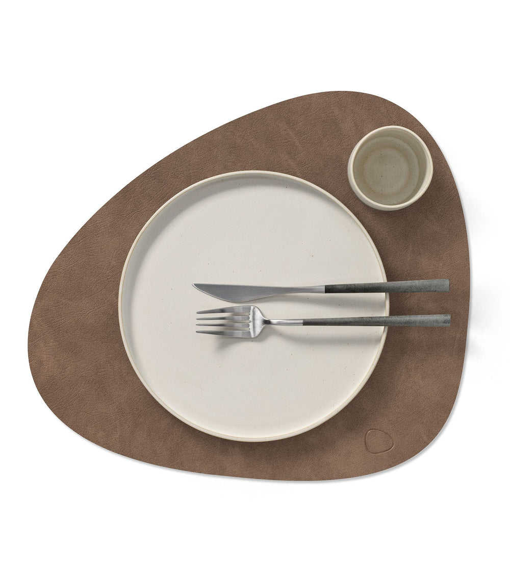 Sets de table LIND DNA Nupo - Cuir - Marron / Sable - réversibles - Courbés - 44 x 37 cm - 2 Pièces
