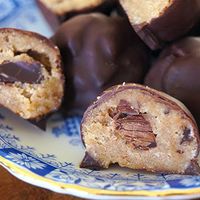 Boules de pâte à biscuits aux pépites de chocolat cru