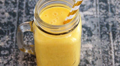 Smoothie à la mangue, banane et ananas