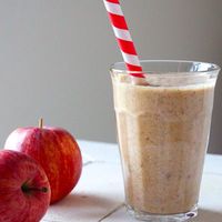 Smoothie végétalien aux pommes et à la cannelle