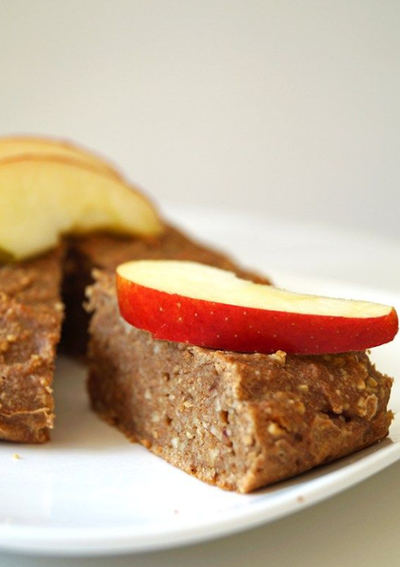 Gâteau végétalien à la cannelle et aux pommes