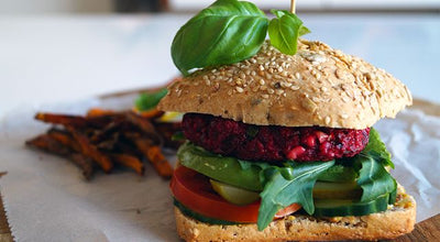 Burger végétarien de betterave, feta et avocat