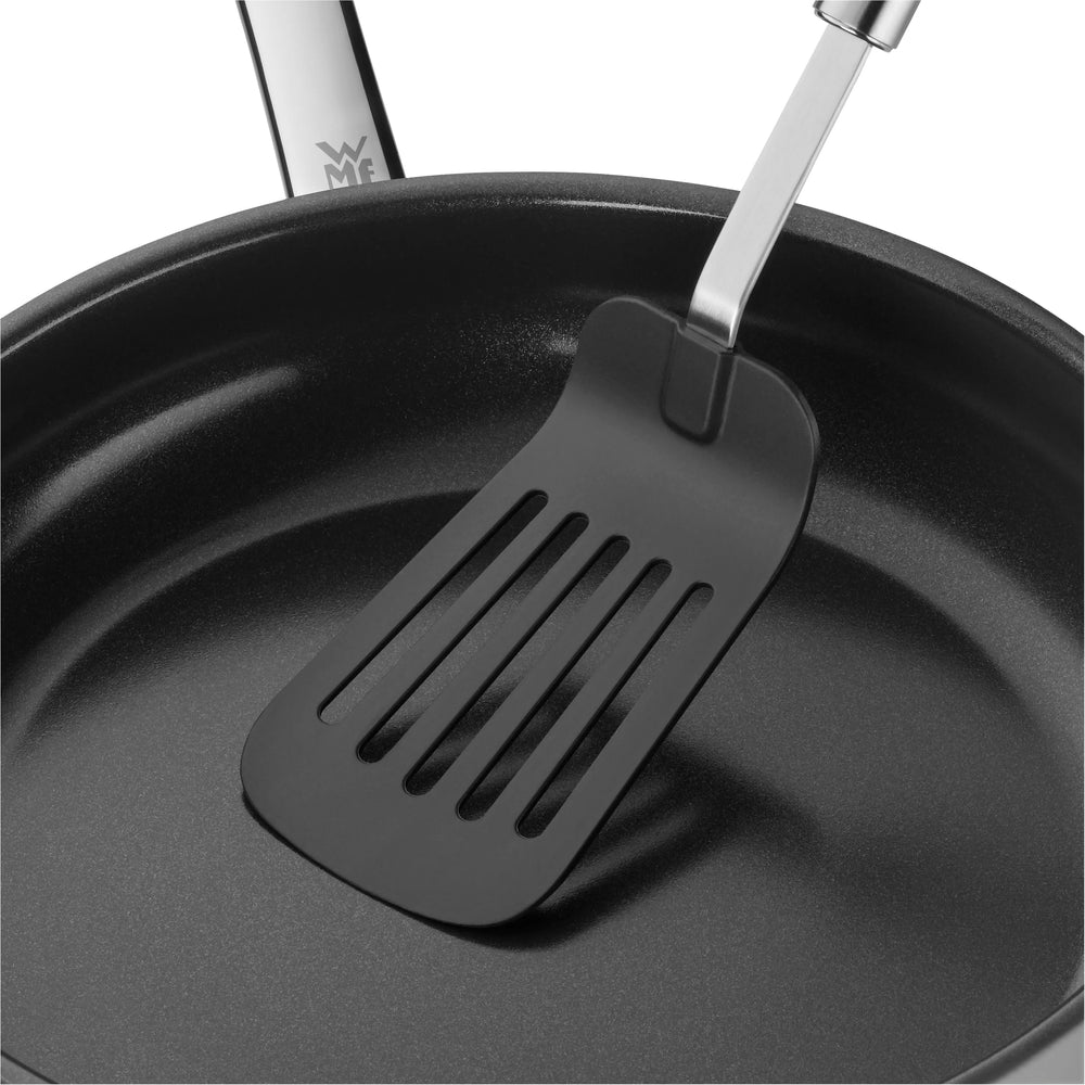 WMF Bakspaan Profi Plus 32 cm - Inclusief GRATIS Cookinglife Olie Verstuiver 100 ml