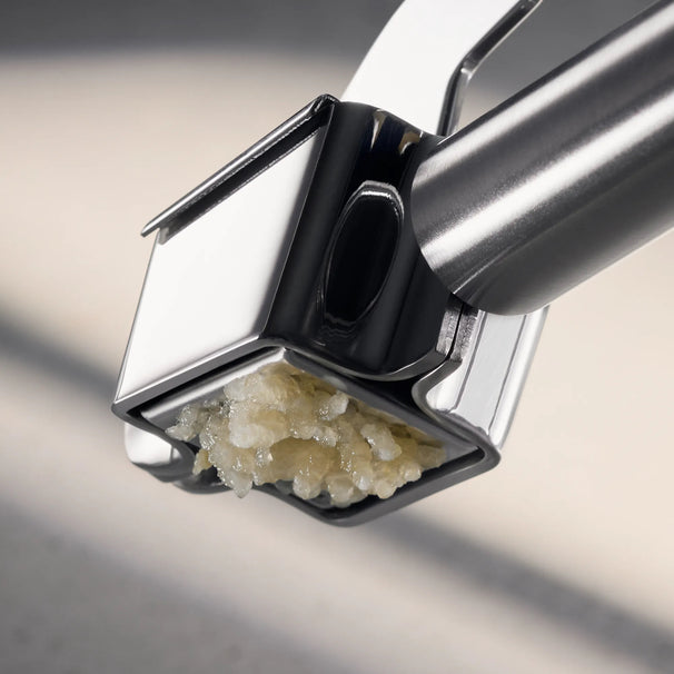 Presse-ail WMF Profi Plus 18 cm - Comprend un vaporisateur d'huile Cookinglife 100 ml GRATUIT