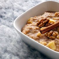 Petit-déjeuner chaud au quinoa avec pomme et cannelle