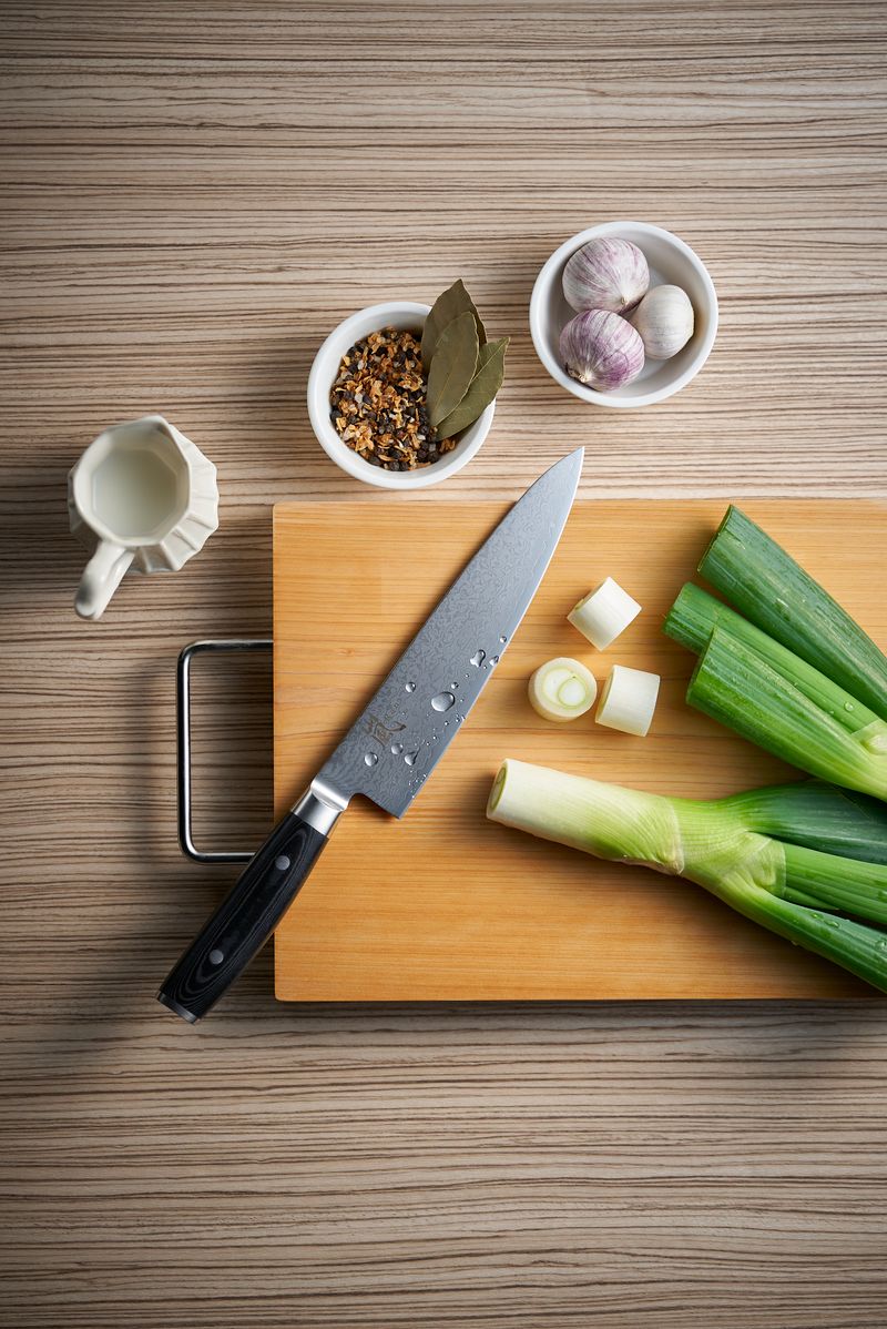 Couteau de chef Yaxell - 24 cm - acier damassé inoxydable 69 plis - manche en Micarta.