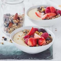 Bol de fruits au yaourt avec Granola