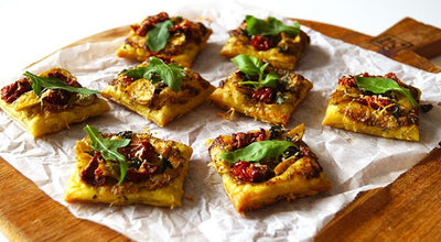 Snacks de pâte feuilletée au pesto et à la tomate