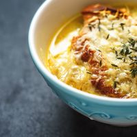 Soupe à l'oignon avec de la bière bock