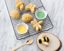 Moule à gâteau Nordic Ware Backyard Bugs Bundt en cuivre - 8 pièces