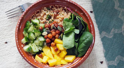 Poke bowl vegan au quinoa, mangue et avocat