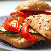 Sandwich aux légumes grillés et houmous