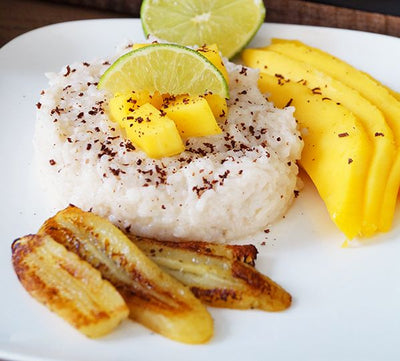 Riz gluant à la mangue et à la banane