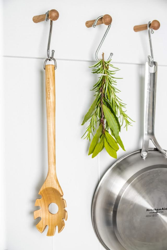 Cuillère à spaghetti en bois de bouleau KitchenAid Core de 34 cm