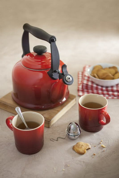 Comment entretenir une bouilloire sifflante Le Creuset ?