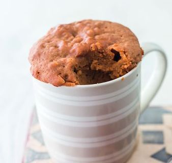 Mug cake aux flocons d'avoine et au beurre de cacahuète