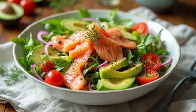 Salade d'avocat, saumon fumé et concombre