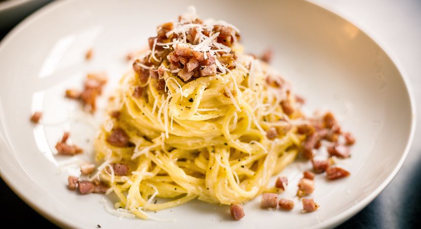 Vous aussi, vous aimez les pâtes italiennes ? Ces pâtes carbonara crémeuses (Spaghetti alla Carbonara) ont beaucoup de saveur et constituent également un repas rapide et facile. Il est souvent mal préparé, c'est pourquoi de nombreuses personnes ajoutent de la crème de cuisson à la sauce. Cependant, cela n’a pas sa place dans le plat authentique de carbonara. 