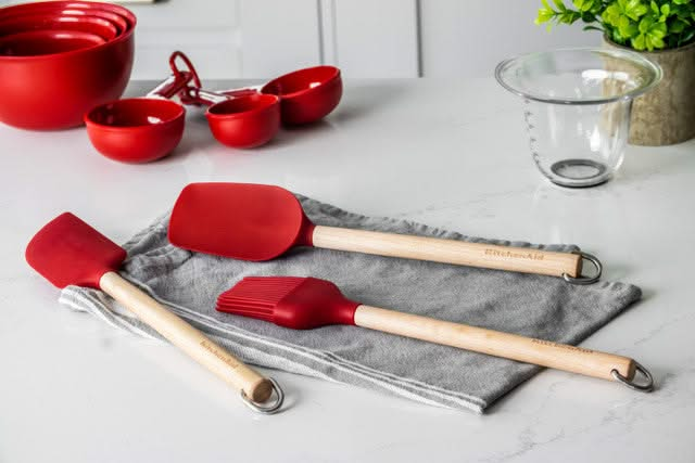 Pinceau de cuisine KitchenAid Core couleur rouge impérial en bois de bouleau de 30 cm