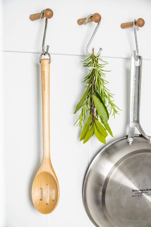 Cuillère à légumes en bois de bouleau KitchenAid Core de 34 cm