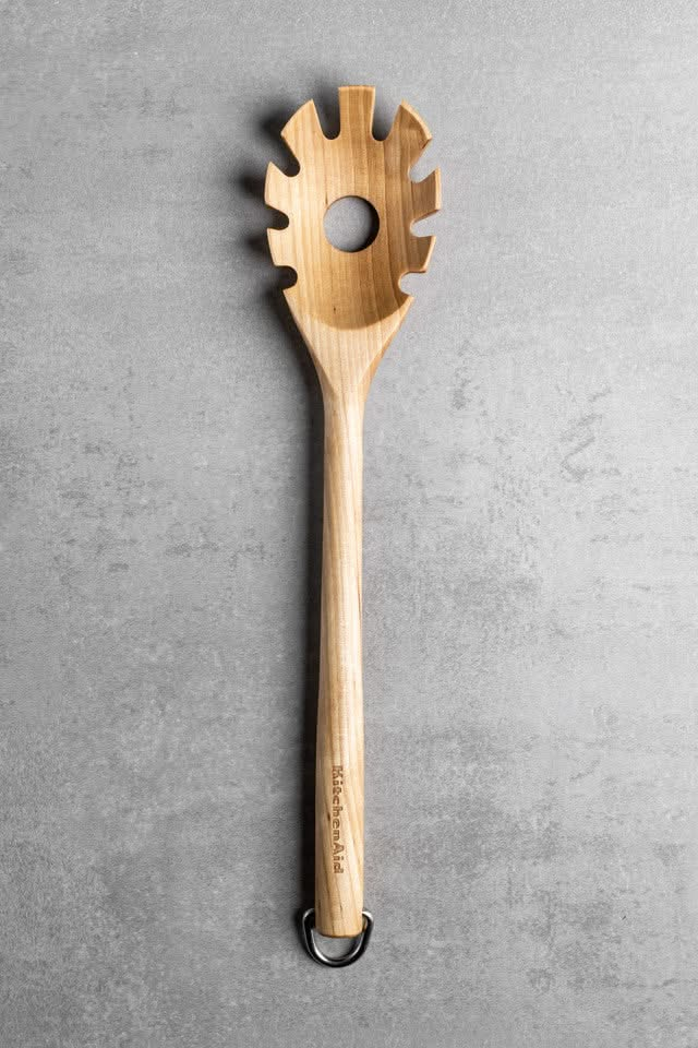 Cuillère à spaghetti en bois de bouleau KitchenAid Core de 34 cm