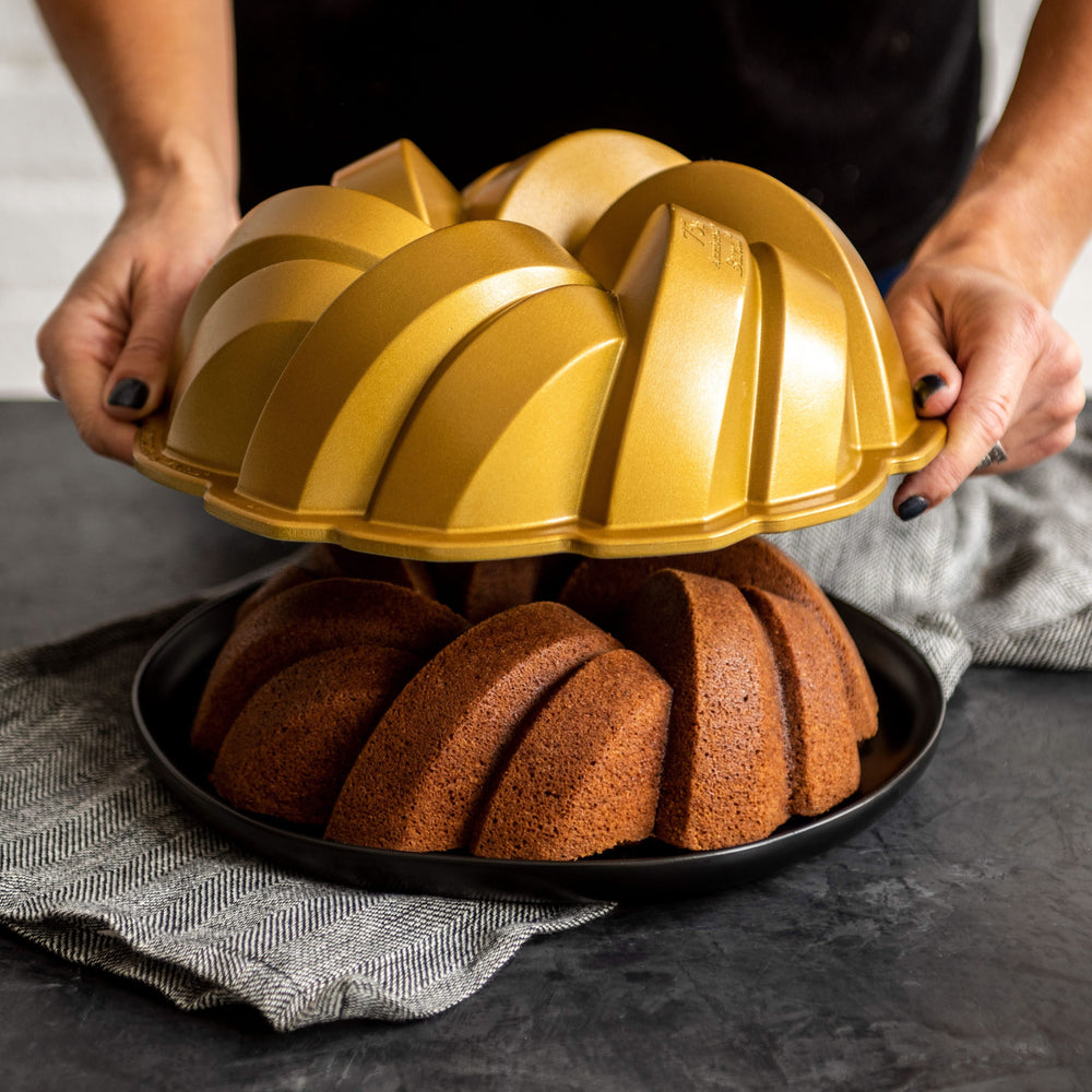 Moule à Bundt tressé en forme de tulband Nordic Ware, couleur or, ø 27 cm / 3,5 litres.