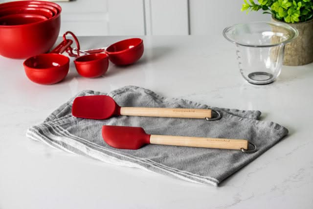 Ensemble de spatules KitchenAid Core Rouge Empereur en Bouleau 2 pièces