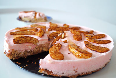 Gâteau au yaourt aux pommes, fraises et miel