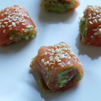 Rouleaux de saumon à l'avocat